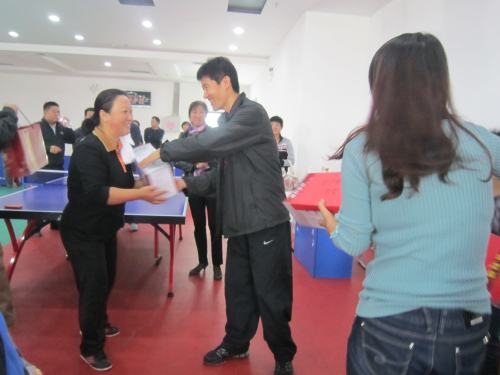 物業劉志剛總經理為獲獎選手頒獎